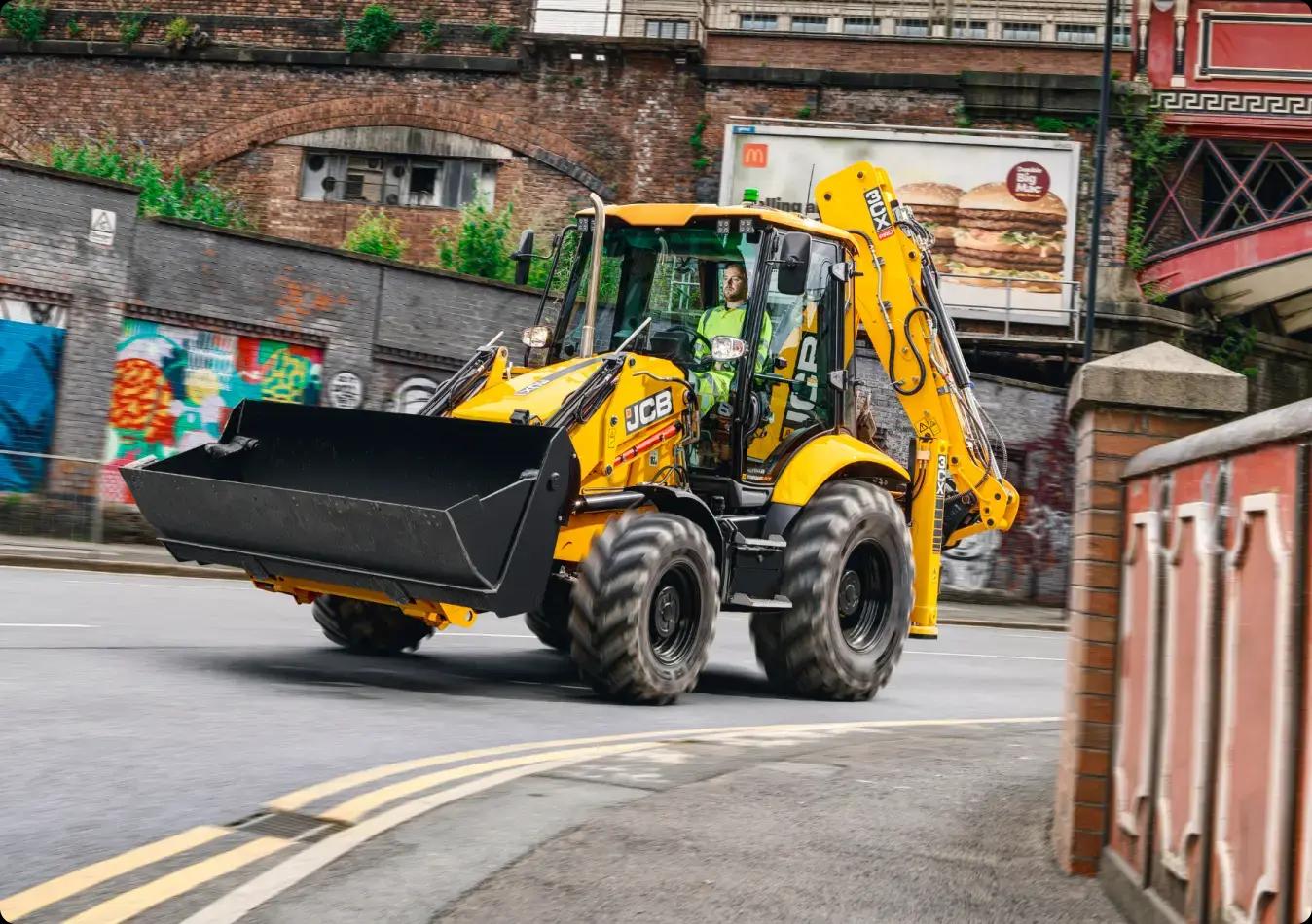 Maszyna JCB Dual Drive na drodze